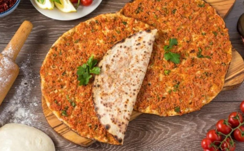 KIYMALI ACISIZ EKMEK (ACISIZ LAHMACUN)
